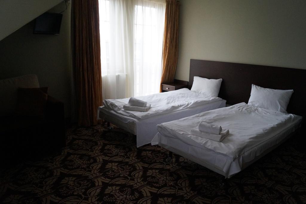 Hotel Sloneczny Brzeg Biskupiec  Rom bilde
