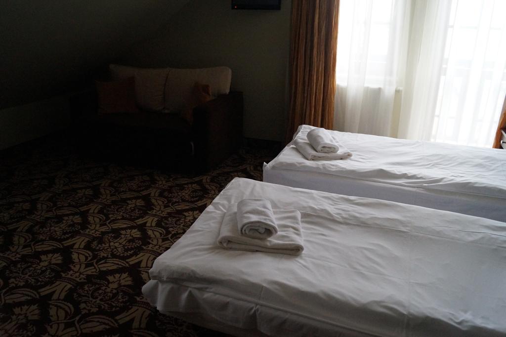 Hotel Sloneczny Brzeg Biskupiec  Rom bilde
