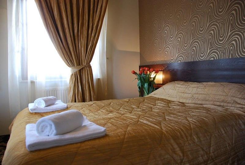 Hotel Sloneczny Brzeg Biskupiec  Rom bilde