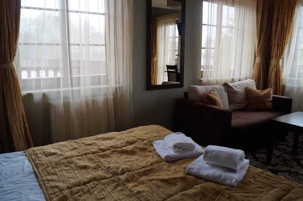 Hotel Sloneczny Brzeg Biskupiec  Rom bilde