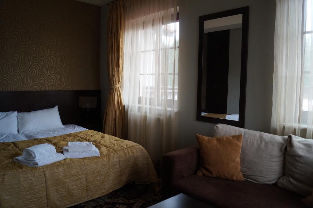 Hotel Sloneczny Brzeg Biskupiec  Rom bilde