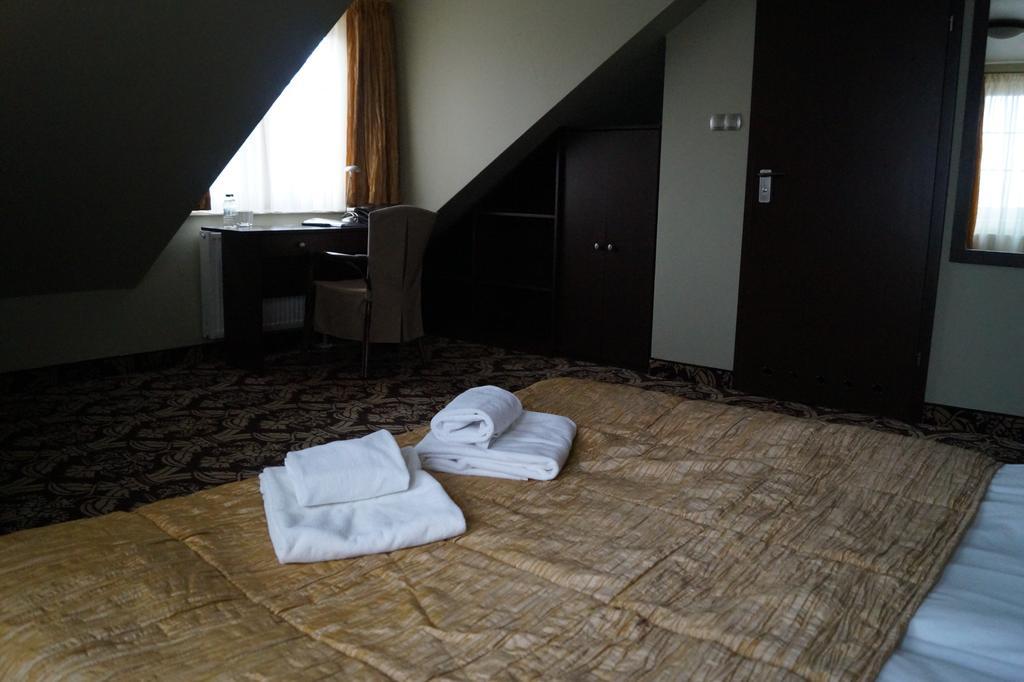 Hotel Sloneczny Brzeg Biskupiec  Rom bilde