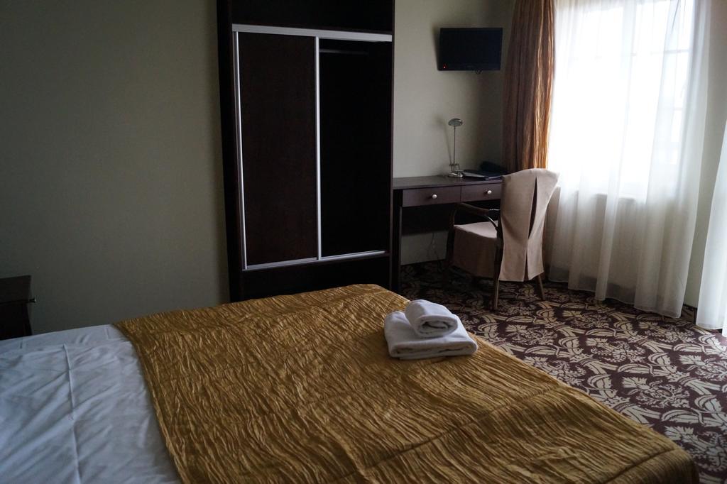 Hotel Sloneczny Brzeg Biskupiec  Rom bilde
