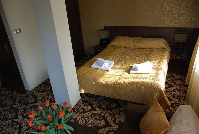 Hotel Sloneczny Brzeg Biskupiec  Rom bilde