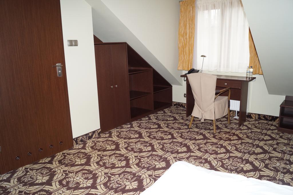 Hotel Sloneczny Brzeg Biskupiec  Rom bilde
